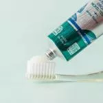 Officina Naturae Dentifricio alla menta BIO (75 ml) - si prende cura dello smalto dei denti e delle gengive