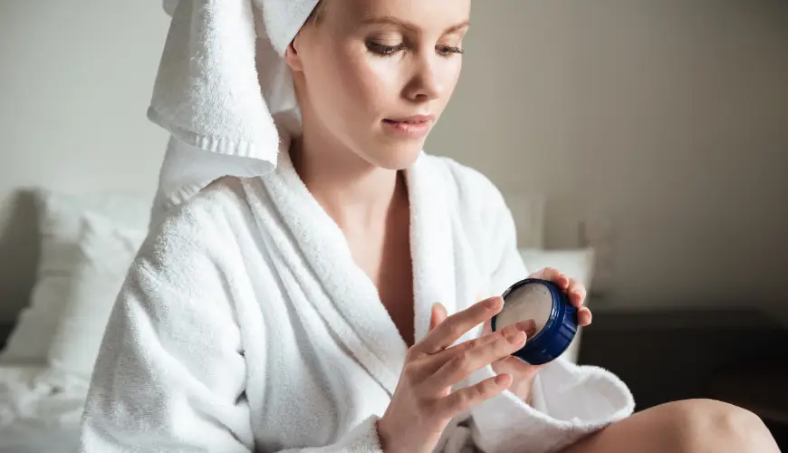 Cos'è l'urea e a cosa serve se hai mani secche, squamose o talloni screpolati?