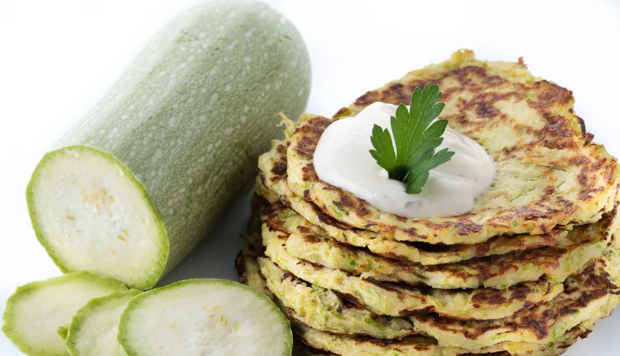 Prova a fare delle frittelle di zucchine piene di salute senza usare la farina