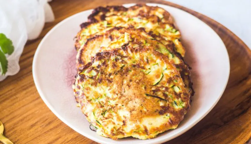 Le frittelle di zucchine sono un'ottima scelta per un'alimentazione sana.