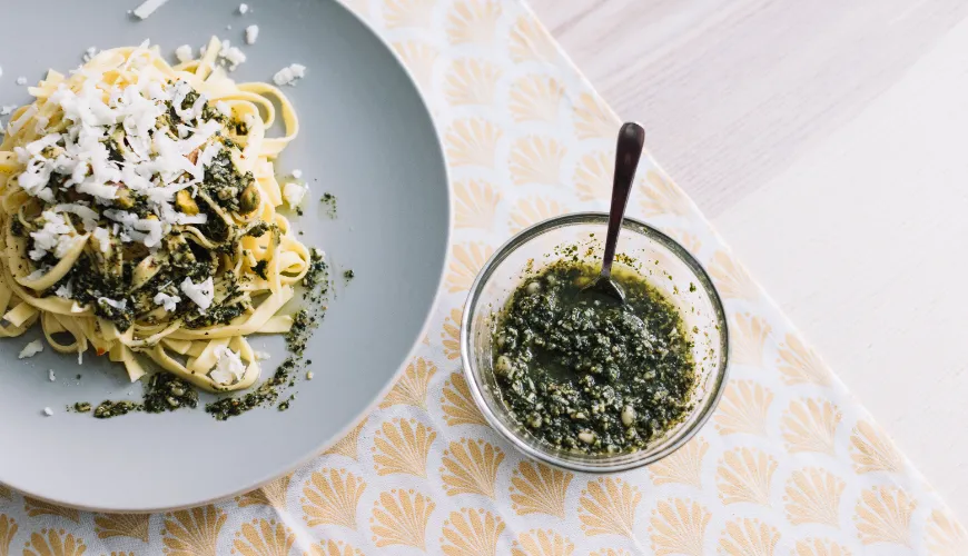 Il pesto fatto in casa porta il sapore dell'Italia nella tua cucina.