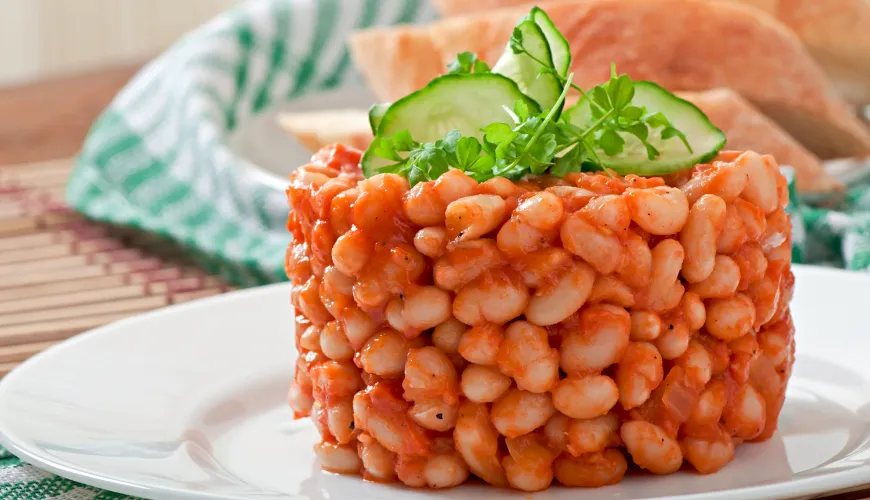 Scopri la magia dei fagioli in una semplice salsa di pomodoro