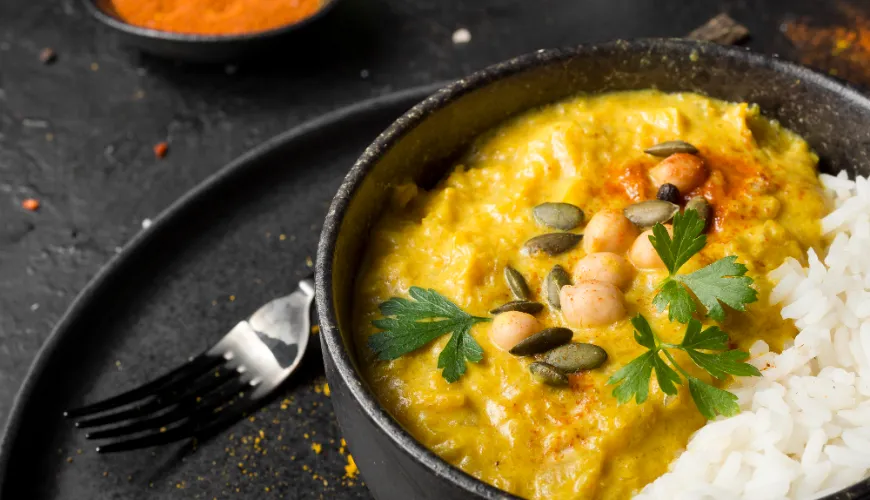 Il gusto esotico e i benefici del curry indiano con latte di cocco