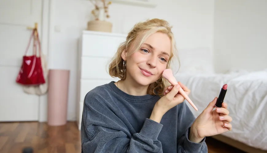 Cosmetici che aiutano le ragazze adolescenti con la pelle