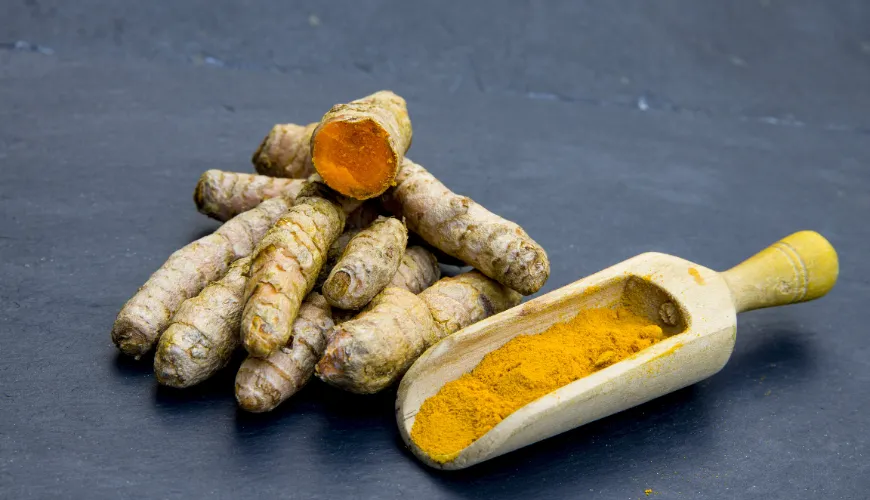 La curcuma a digiuno sostiene la disintossicazione e la vitalità del corpo.