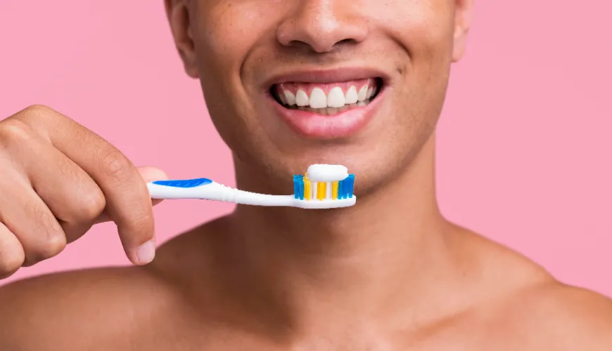 Come pulire correttamente i denti con lo scovolino interdentale