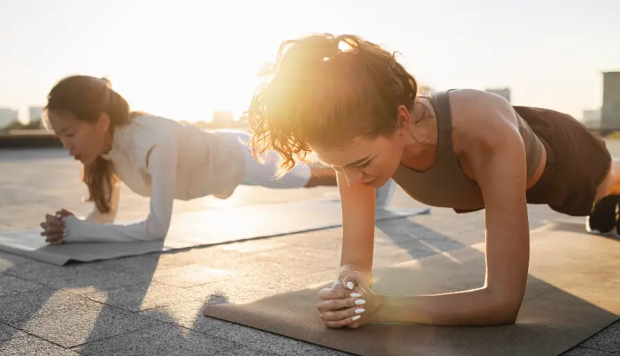 Il plank è un esercizio semplice che rafforza il core quando viene eseguito correttamente.