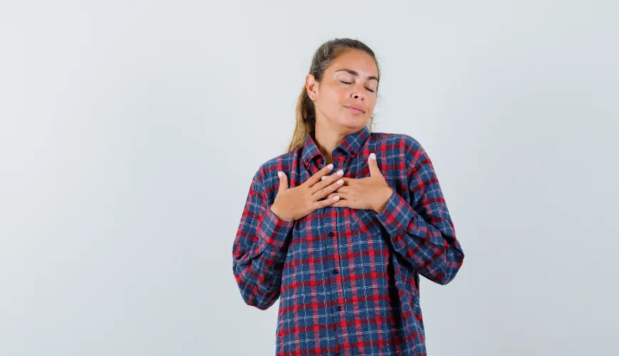 Perché lo stress provoca dolore al petto e come affrontarlo?