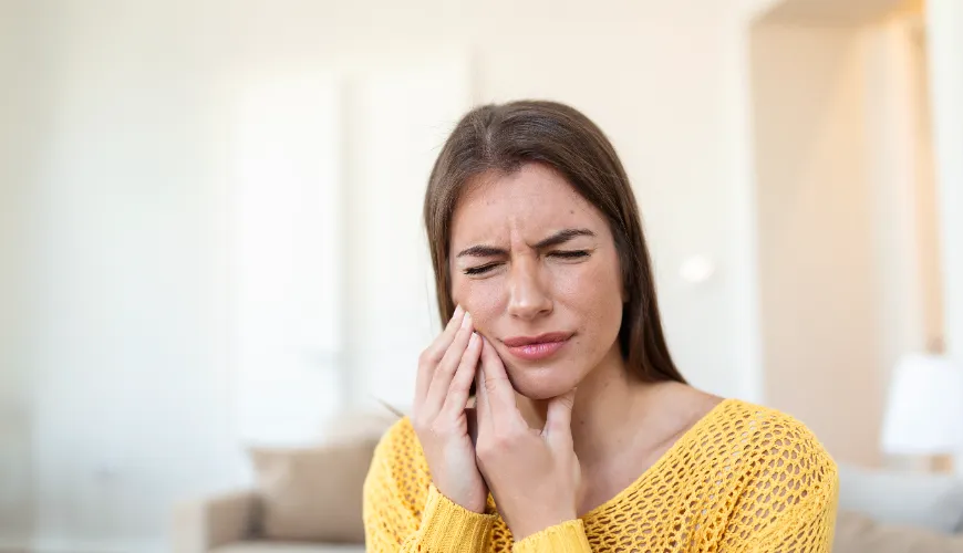 Come affrontare il dolore al dente quando si batte o si mastica