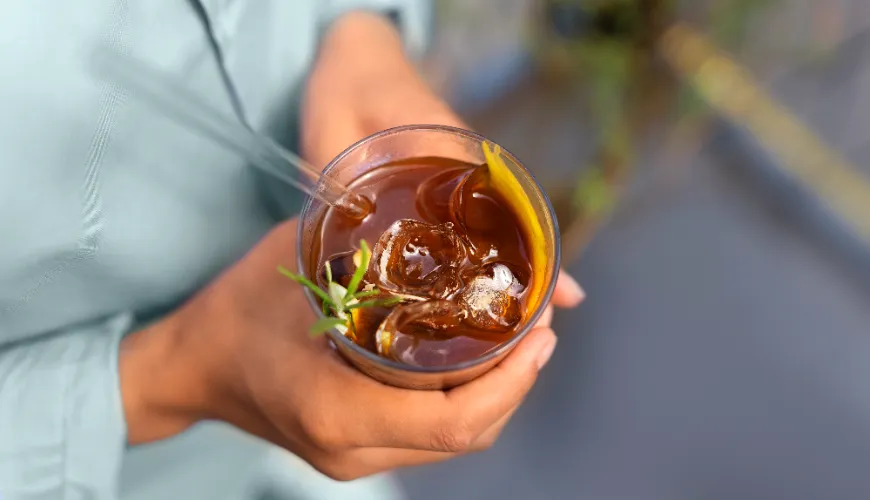 Scoprite la magia del tè cold brew e il suo sapore delicato