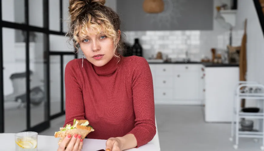 La sensazione frequente di sazietà dopo i pasti può richiedere un cambiamento nella dieta.