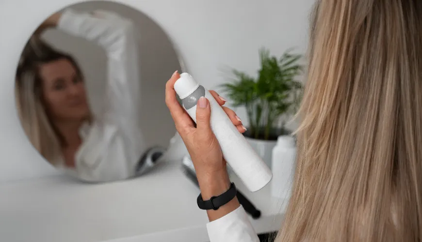 Come lo shampoo secco rinfresca i capelli senza bisogno di lavarli?